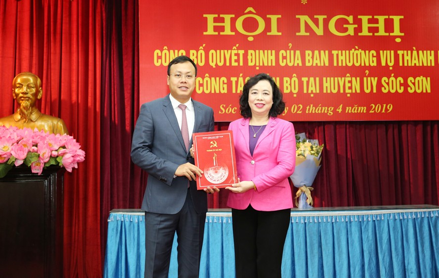 Đồng chí Ngô Thị Thanh Hằng trao quyết định và chúc mừng đồng chí Phạm Quang Thanh.