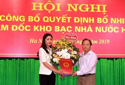 Thứ trưởng Đỗ Hoàng Anh Tuấn trao quyết định và chúc mừng bà Nguyễn Thị Thanh Hương.