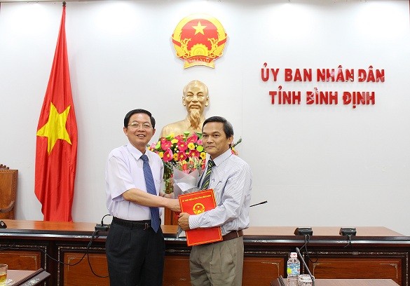 Chủ tịch UBND tỉnh Bình Định Hồ Quốc Dũng trao quyết định bổ nhiệm đồng chí Trần Viết Bảo.
