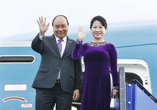Thủ tướng Nguyễn Xuân Phúc và Phu nhân vẫy chào các đại biểu ra tiễn tại sân bay quốc tế Stockholm Arlanda. Ảnh: Thống Nhất/TTXVN