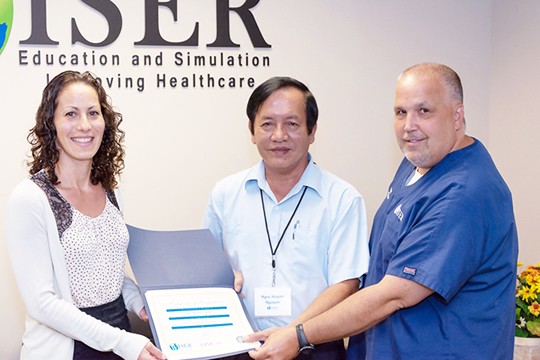 ThS. Bác sĩ. Nguyễn Huỳnh Ngọc (ở giữa) nhận chứng chỉ tham gia khóa học tại Trung tâm Huấn luyện Mô phỏng Y khoa, ĐH Pittsburgh, Hoa Kỳ