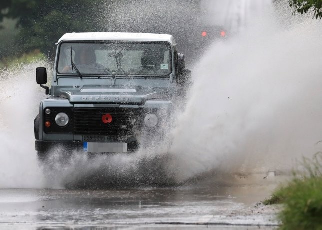 Cần điều khiển xe chuẩn xác khi đi trong mưa lớn. Ảnh: Metro