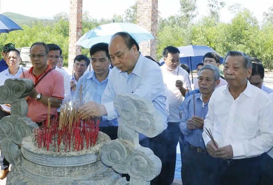 Thủ tướng Nguyễn Xuân Phúc đến dâng hương, hoa tri ân các anh hùng liệt sĩ tại Đền thờ liệt sĩ Núi Quế, tỉnh Quảng Nam. Ảnh: VGP