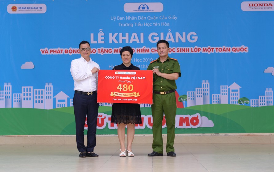 Đại diện HEAD Doanh Thu 1 trao 480 mũ bảo hiểm cho trường Tiểu học Yên Hòa.