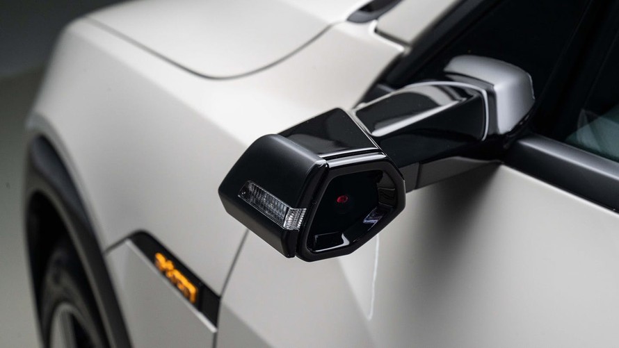 Gương chiếu hậu "camera" trên mẫu xe điện Audi e-tron. Ảnh: The Drive