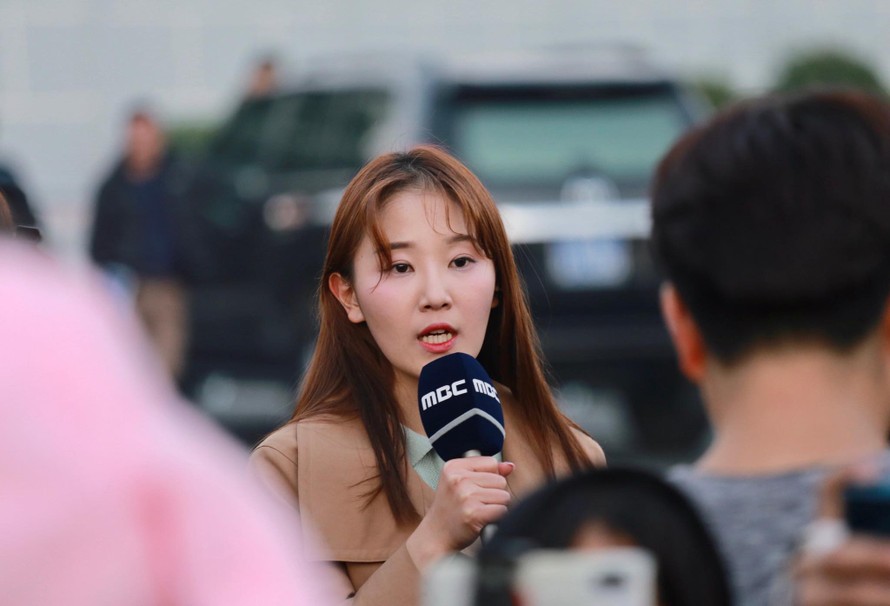 Nữ phóng viên Hàn xinh tươi đến đón đoàn quân HLV Park Hang-seo