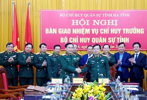 Lễ ký biên bản bàn giao chức vụ Chỉ huy trưởng Bộ Chỉ huy quân sự tỉnh Hà Tĩnh. 