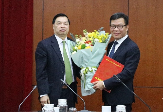 Phó Trưởng ban Tuyên giáo Trung ương Lê Mạnh Hùng trao Quyết định và tặng hoa chúc mừng đồng chí Tống Văn Thanh. (Ảnh: HMT)