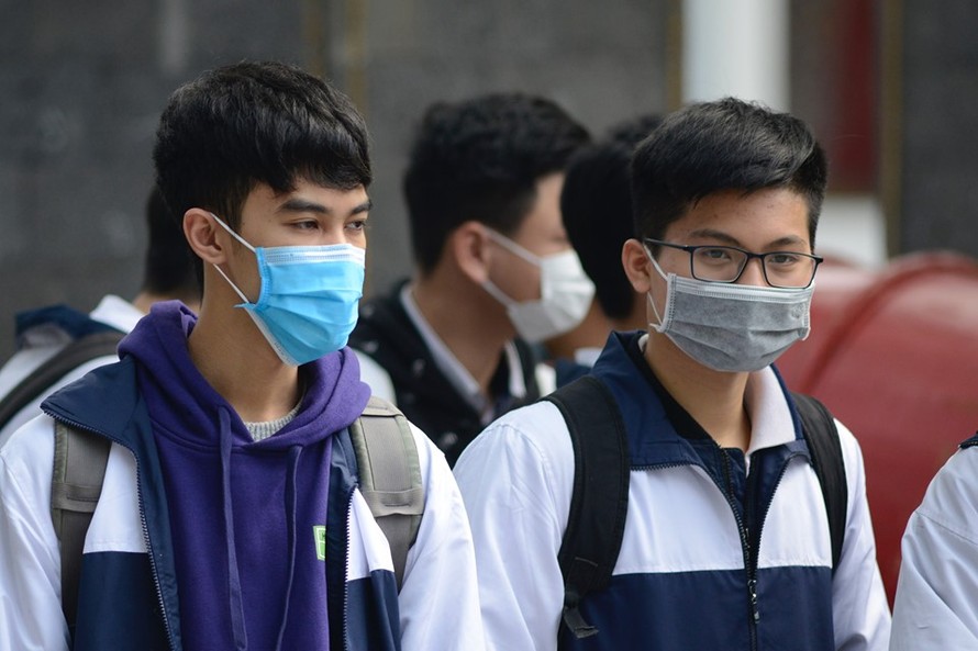 Học sinh Thủ đô đeo khẩu trang kín mít đến trường 