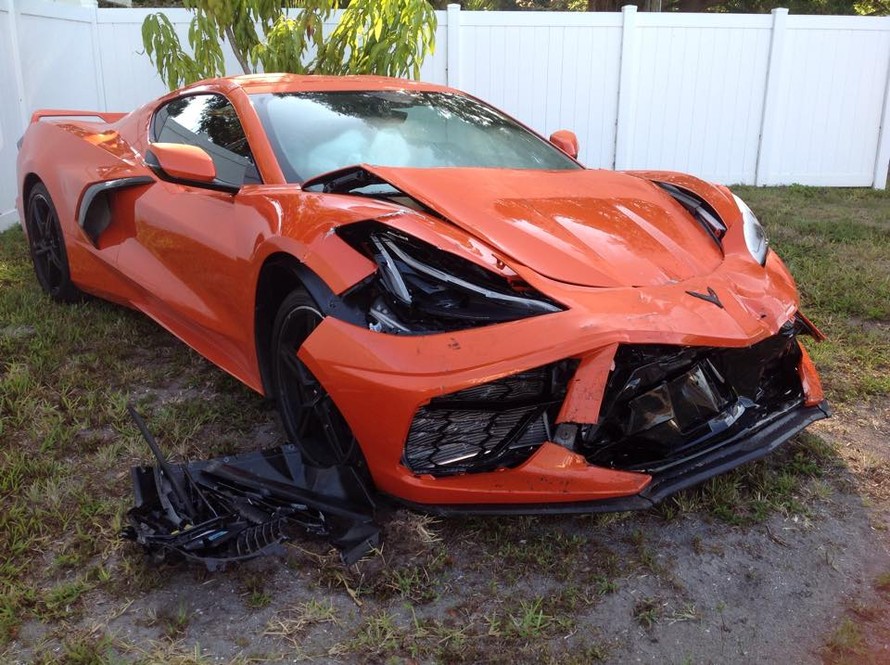 Chevrolet Corvette mới cứng gặp tai nạn 'móp đầu' 