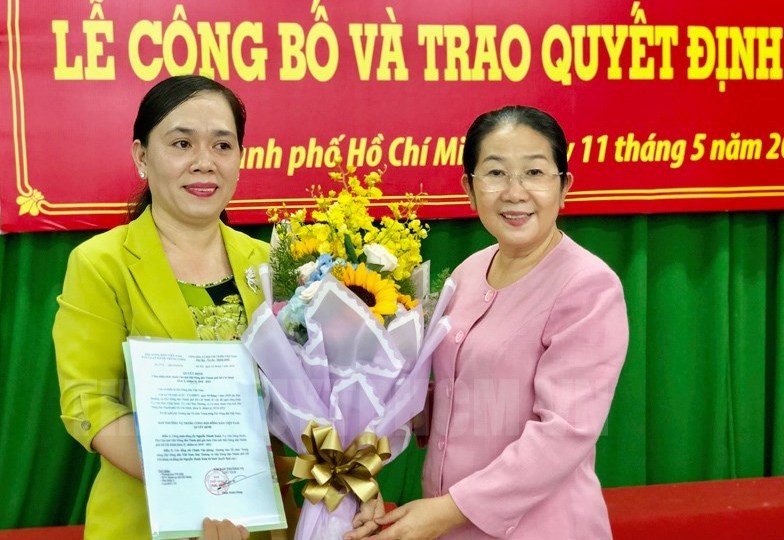 Phó Bí thư Thành ủy TPHCM Võ Thị Dung trao quyết định và chúc mừng đồng chí Nguyễn Thanh Xuân.