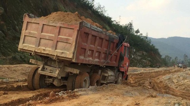 Nhiều tuyến đường trên địa bàn xã Cẩm Lĩnh bị xe cày nát do Chủ tịch UBND xã này làm ngơ cho doanh nghiệp bán đất ra khỏi địa bàn trái quy định