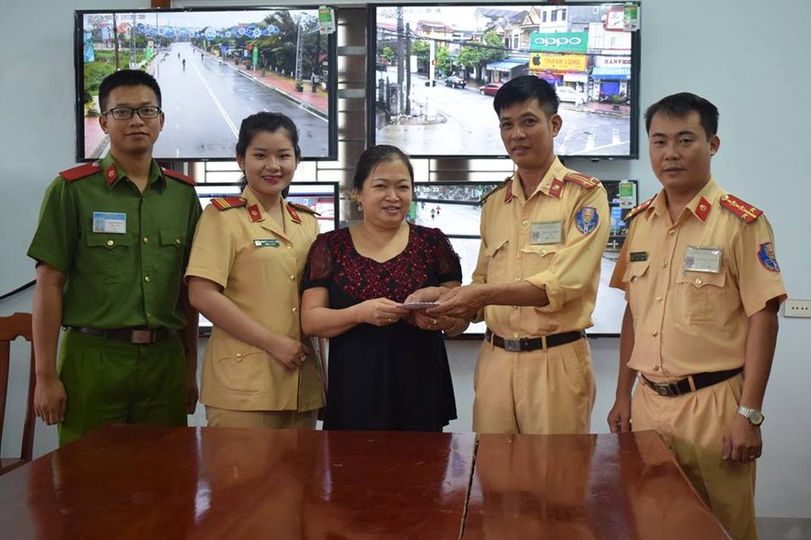 CSGT Công an huyện Nghi Xuân trả lại tiền cho người đánh rơi