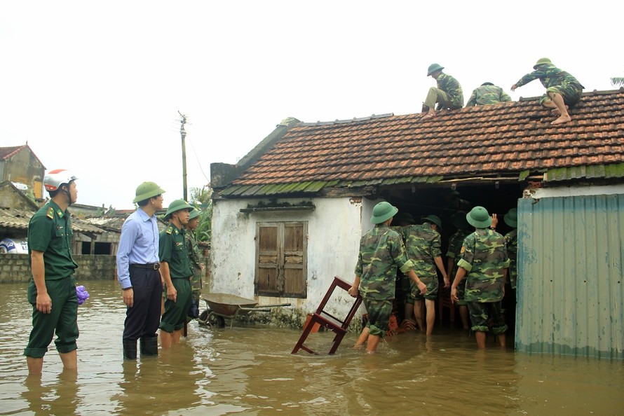 Hàng trăm cán bộ, chiến sỹ giúp dân khắc phục hậu quả bão lũ