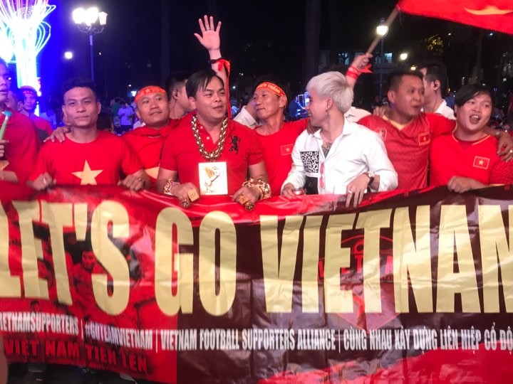 'Đại gia' đeo hàng chục kg vàng cổ vũ tuyển Việt Nam