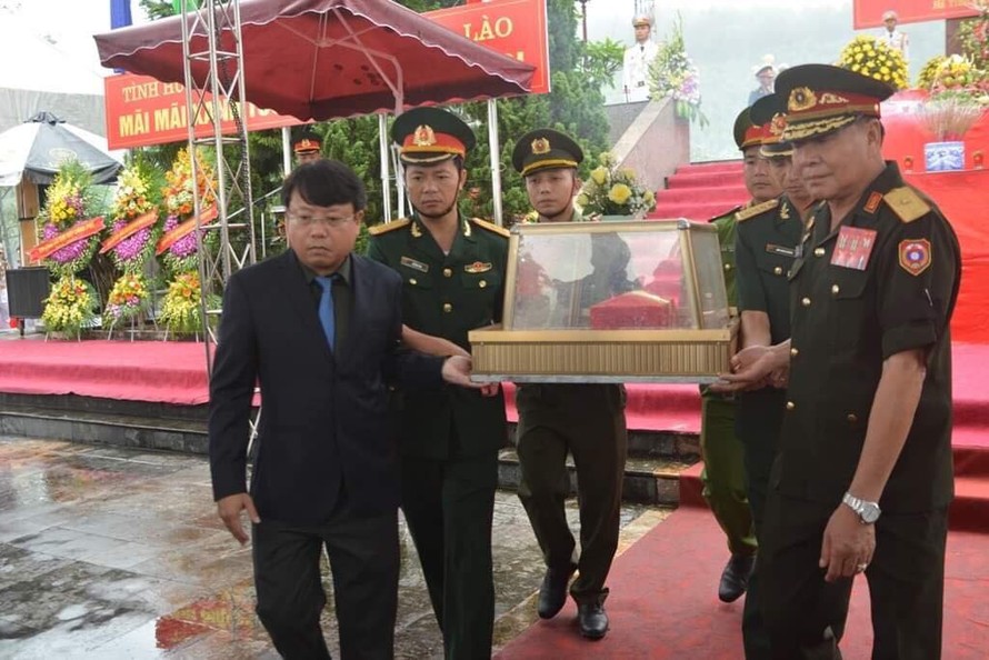 An táng 7 hài cốt liệt sỹ hy sinh ở Lào 