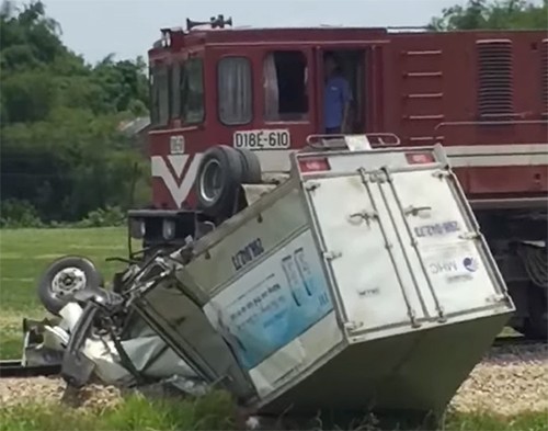 Xe tải bị tàu hỏa đâm bay 100 mét, tài xế đứt lìa chân