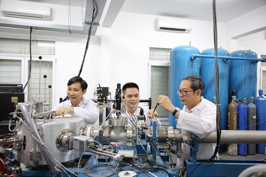 GS.TS Hoàng Nam Nhật (bên phải) trong phòng thí nghiệm. Ảnh VNU