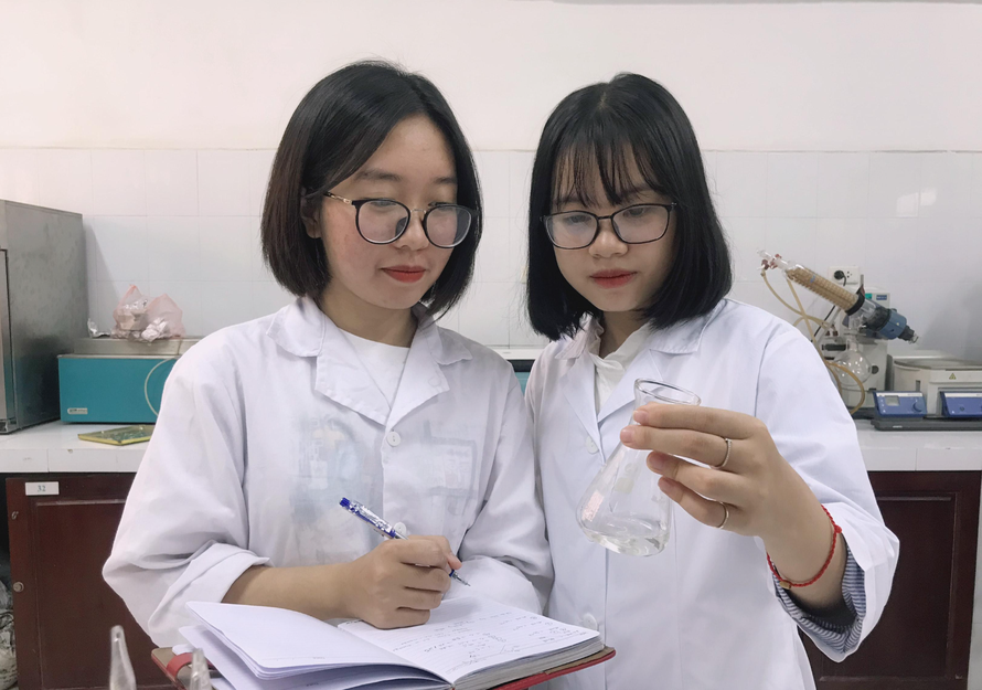 Sinh viên trường ĐH Khoa học Tự nhiên, ĐH quốc gia Hà Nội làm nghiên cứu khoa học