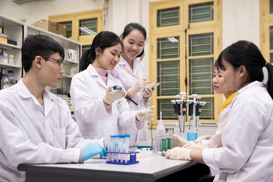 Sinh viên ĐH Quốc gia Hà Nội trong phòng thí nghiệm. Ảnh chụp trước 27/4/2021. Ảnh: VNU