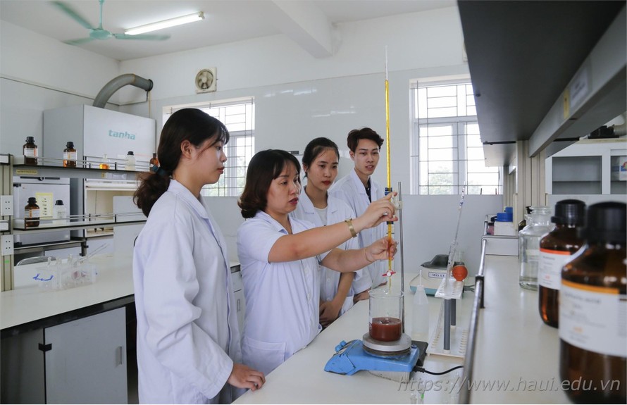SV trường ĐH Công nghiệp Hà Nội trong phòng thí nghiệm khi chưa thực hiện giãn cách