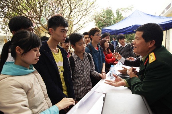Đại tá Vũ Xuân Tiến, Ban Tuyển sinh quân sự Bộ Quốc phòng đang tư vấn cho thí sinh có nguyện vọng dự thi vào trường quân đội