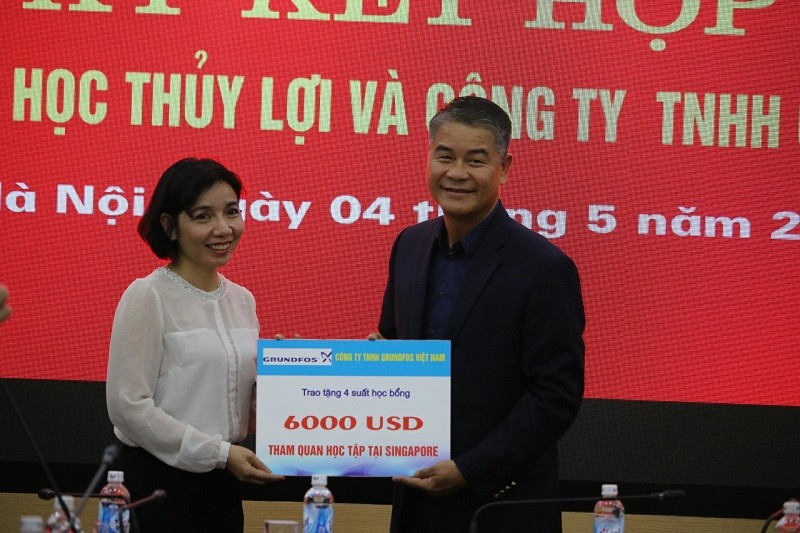 Tổng giám đốc công ty TNHH Grundfos Việt Nam trao tặng học bổng cho bộ môn cấp thoát nước