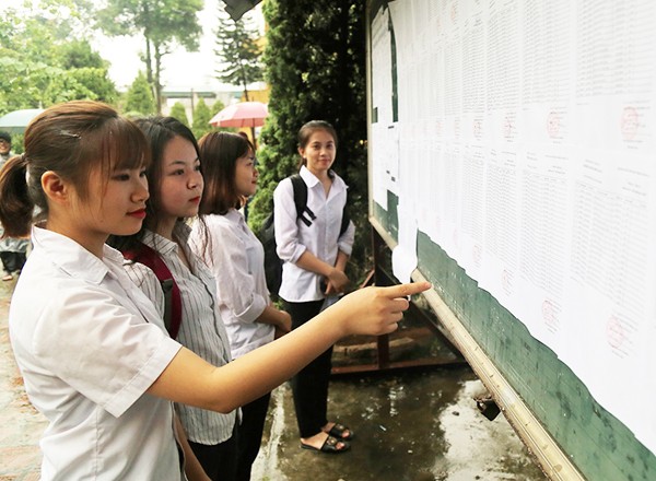 Thí sinh tại Lào Cai đến điểm thi làm thủ tục đăng ký dự thi THPT quốc gia 