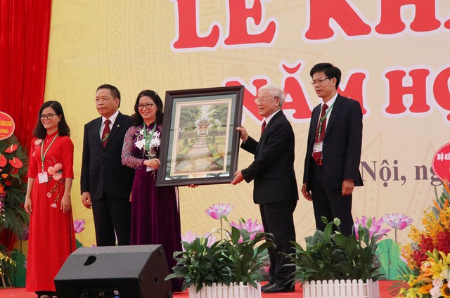 Tổng bí thư Nguyễn Phú Trọng trao tặng bức tranh Khuê Văn Các cho Học viện nhân dịp dự lễ khai giảng năm học mới