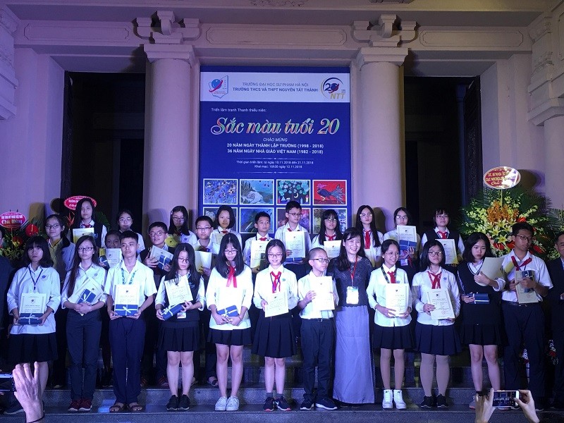 Cô Nguyễn Thị Thu Anh, hiệu trưởng nhà trường trao phần thưởng cho các học sinh có tranh được trưng bày tại triển lãm