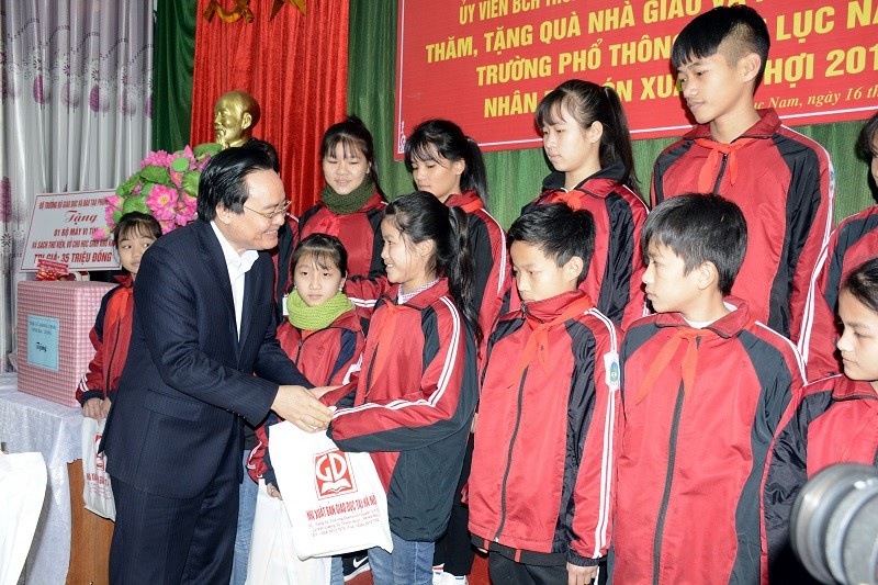 Bộ trưởng Phùng Xuân Nhạ tặng quà cho các học sinh Bắc Giang có hoàn cảnh khó khăn