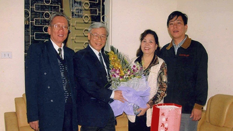 Tổng bí thư, Chủ tịch nước đến thăm cô Đặng Thị Phúc năm 2005
