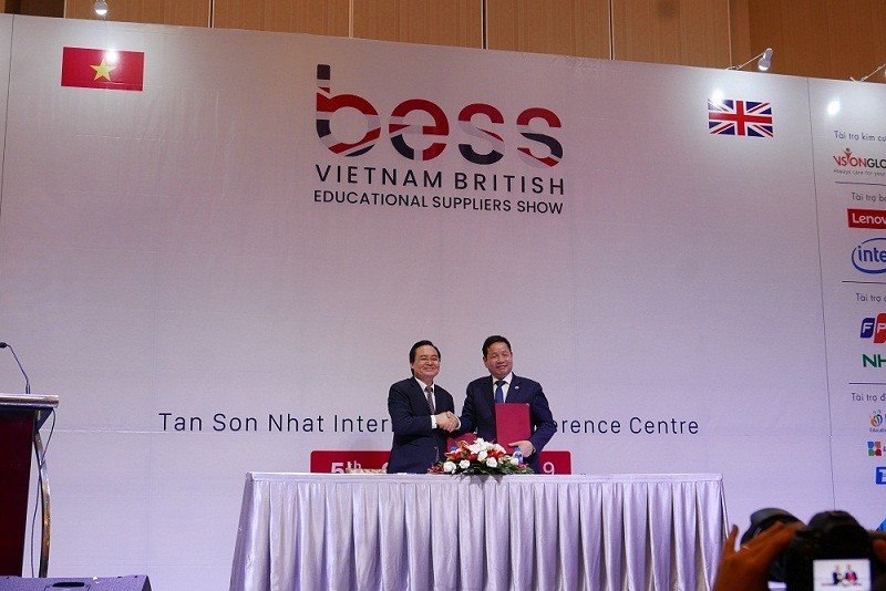Bộ trưởng Bộ GD&ĐT Phùng Xuân Nhạ và Chủ tịch Hội đồng quản trị FPT Trương Gia Bình ký kết thỏa thuận hợp tác
