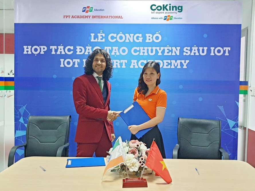 Bà Lê Thị Hồng Hạnh (Giám đốc Viện đào tạo Quốc tế, Tổ chức Giáo dục FPT) ký kết cùng đại diện Jetking Ấn Độ về hợp tác đào tạo IoT