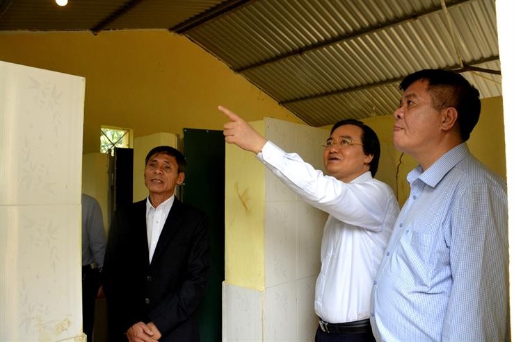 Bộ trưởng Phùng Xuân Nhạ kiểm tra khu nhà vệ sinh của Trường Tiểu học và THCS xã Pa Thơm