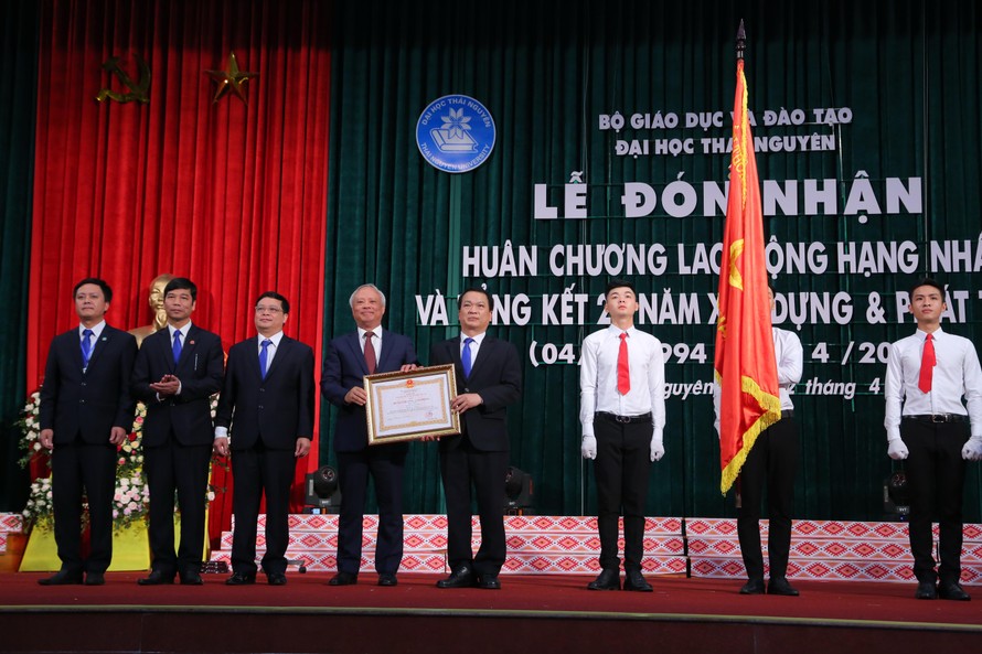 ĐH Thái Nguyên đón nhận huân chương Lao động hạng nhất