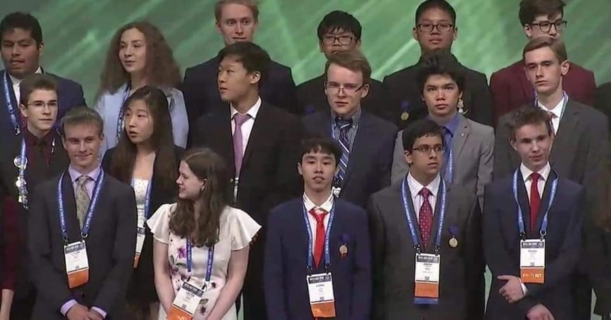 HS Vũ Hoàng Long (hàng 1, thứ 3 từ trái sang) trong Lễ trao giải tại Intel ISEF năm 2019 - Hoa Kỳ