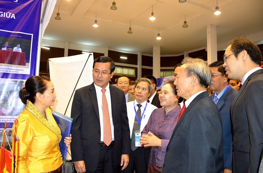 Thứ trưởng Bộ GD&ĐT Nguyễn Xuân Phúc (thứ hai từ trái sang) tham triển lãm giáo dục Việt - Lào 2019