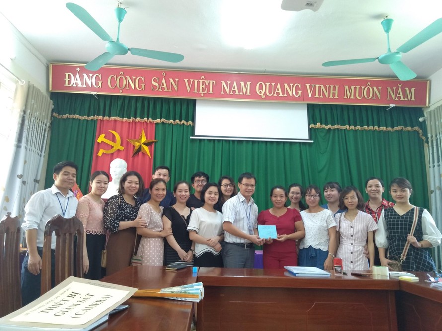Các giảng viên trường ĐH Hà Nội làm thi tại điểm thi trường THPT Cộng Hòa, Hòa Bình trao 8 suất học bổng cho học sinh của trường