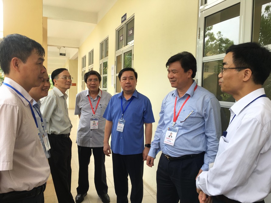 Thứ trưởng Bộ GD&ĐT Nguyễn Hữu Độ kiểm tra công tác chấm thi tự luận của Hà Nội