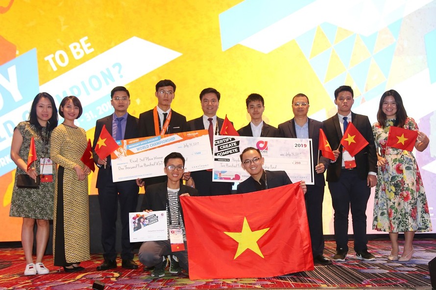 Đội tuyển Việt Nam tại lễ trao giải
