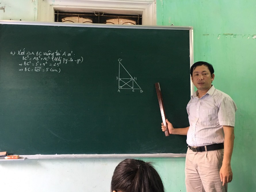 Sau 17 năm công tác, thầy Nguyễn Viết Tiến vừa bị nhà trường chấm dứt hợp đồng.