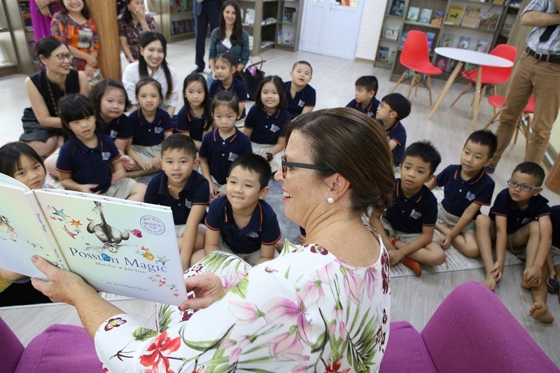 Phu nhân Thủ tướng Úc đọc sách cùng học sinh Việt Nam