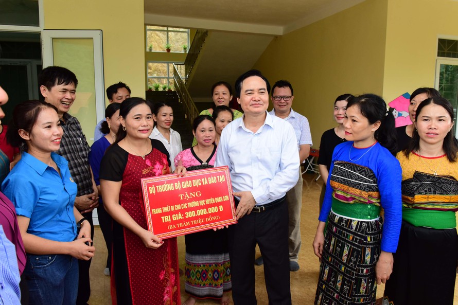 Bộ trưởng trao tặng trường mầm non Sơn Hà, xã Sơn Hà, huyện Quan Sơn, Thanh Hóa 300 triệu đồng