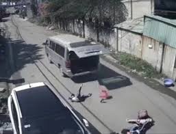 Học sinh bị rơi ra đường từ trên xe đưa đón - ảnh cắt từ clip