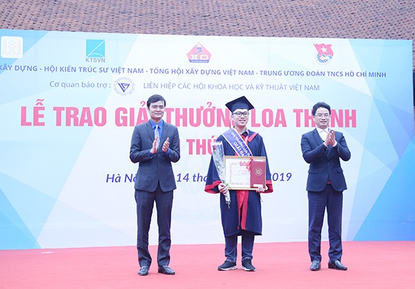 Anh Bùi Quang Huy, Bí thư BCH Trung ương Đoàn, Chủ tịch Trung ương Hội Sinh viên Việt Nam (bên trái) và đại diện BTC trao quà cho các sinh viên có đồ án tốt nghiệp xuất sắc.