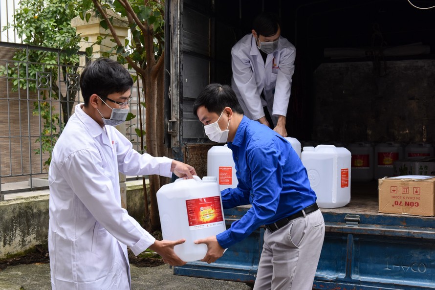 Trường học sản xuất nước rửa tay tặng người dân vùng dịch Bình Xuyên