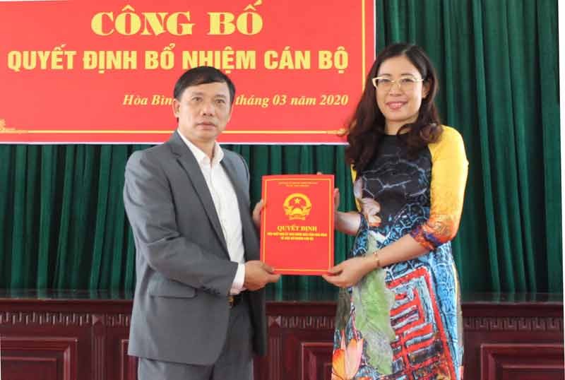 Trao Quyết định bổ nhiệm Giám đốc Sở GD&ĐT Hòa Bình cho bà Bùi Thị Kim Tuyến - Ảnh: Báo Hòa Bình