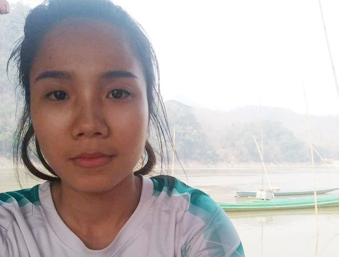 Li Navalath đang ở trên thuyền giữa sông Mê Kông tìm sóng wifi để học bài