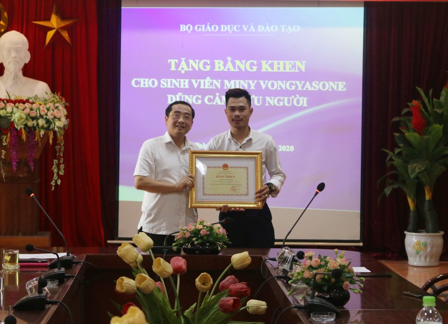 Bộ trưởng Bộ GD&ĐT tặng bằng khen cho sinh viên Lào dũng cảm cứu người